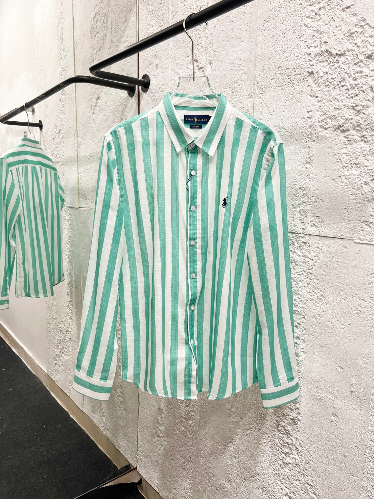 P192 Style number: T54 Ralph Lauren & Ralph Lauren large striped shirt made of slub cotton. Can be used as a sun protection shirt. Color: green Size: M (110-125 pounds) L (125-140 pounds) XL (140-155 pounds) 2XL (155-170 pounds)